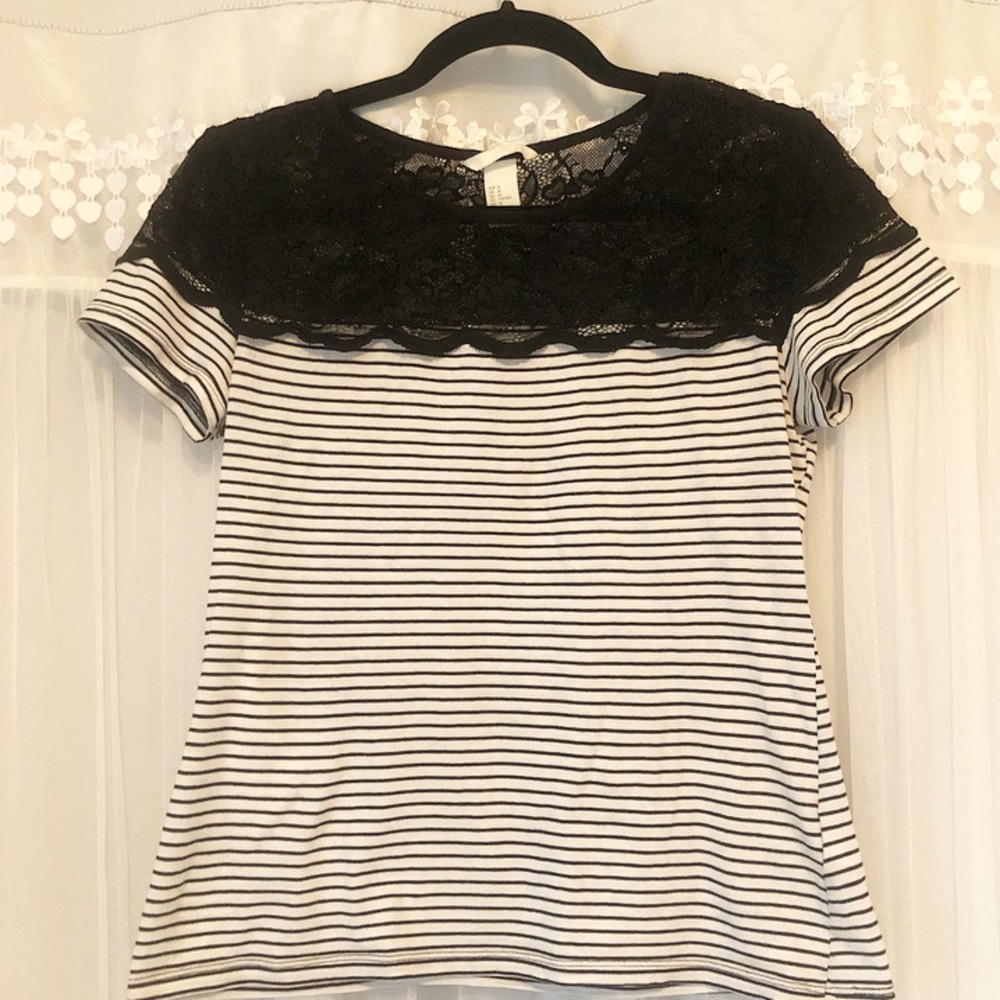 🌻🌻 H&M Black & White Striped w/ Lace T-Shirt